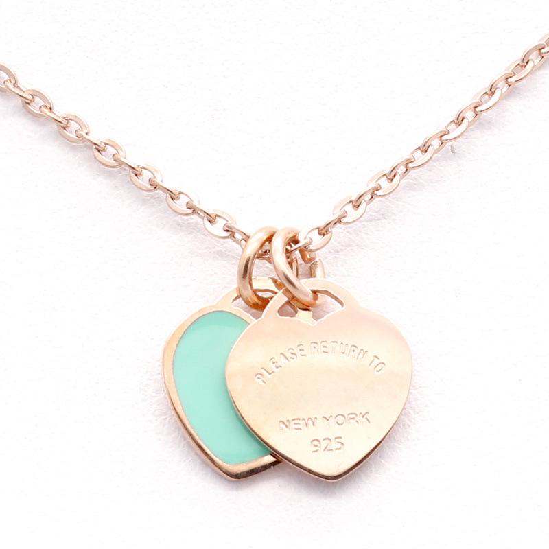Neue rosa Emaille-Doppelherz-Halskette: Edelstahl, 18 Karat Gold, Titan, Damen-Choker-Accessoire.