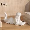 Elegante Wohnkultur Akzente Lesendes Mädchen Figur, 3D Gedruckt Auf Dem Bauch Liegend Künstlerische Schreibtischdekoration Skulptur, Frauenstatue für Büro