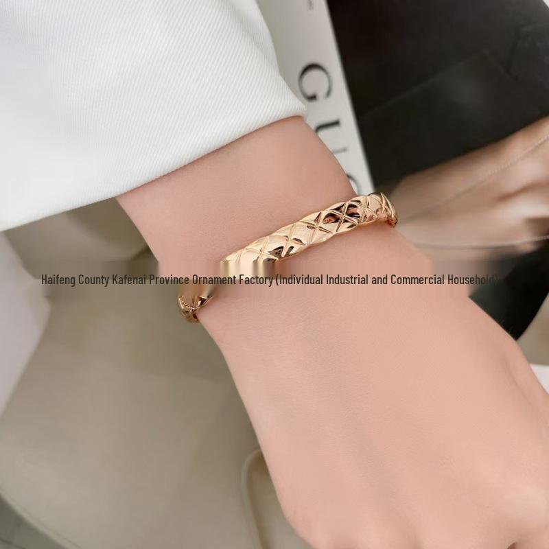 Seiko Argyle Pattern Fragrant Bangle: Cold Style Fashion Couple Bracelet