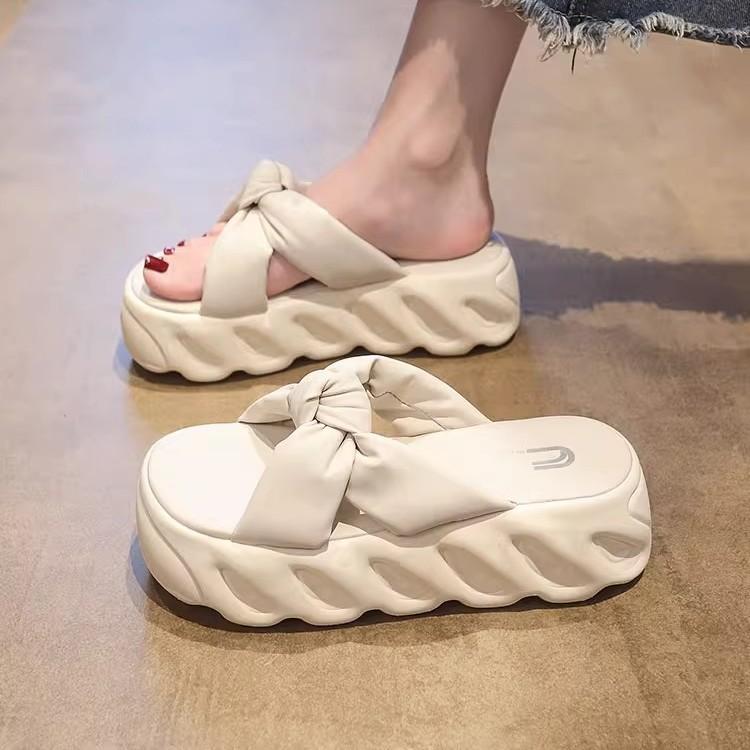 2025 new high-end cool slippers women's summer wear thick bottom heightening skirt sponge beach slippers