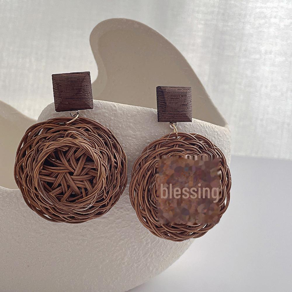 

Серьги в стиле ретро из ротанговой соломы в европейском и американском стиле: Аксессуары для ушей в пляжном стиле, сотканные вручную