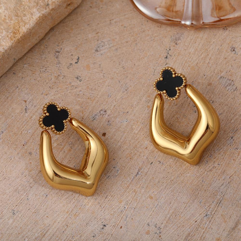 Four Leaf Clover Heart-shaped Titanium Steel Earrings with a Light Luxury and High-end Feel, Personalized and Simple Earrings