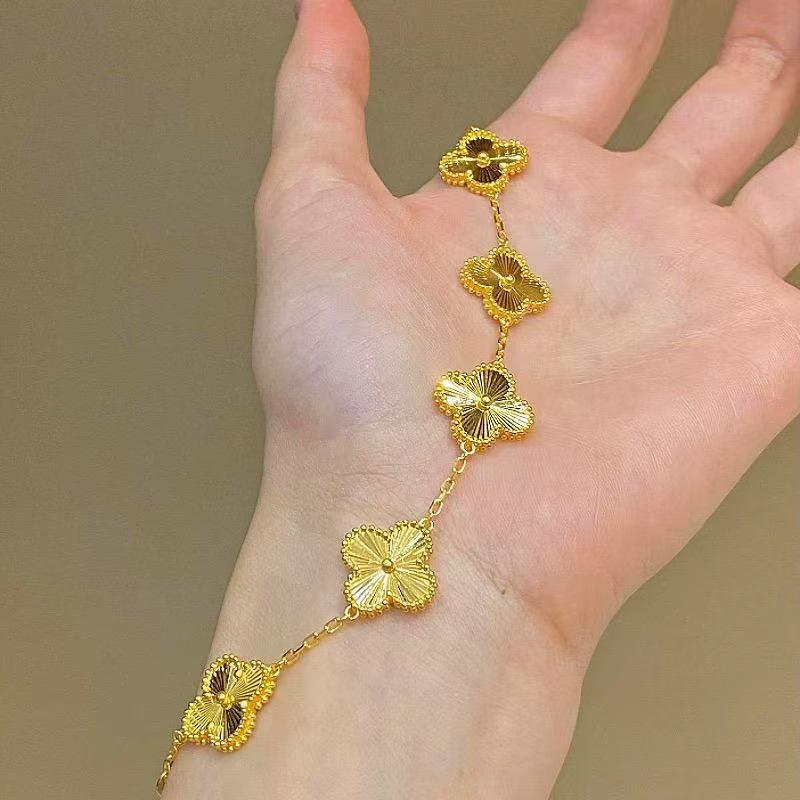 Xiaohongshu Douyin Gold-Plated Four-Leaf Clover Five-Petal Bracelet: Elegant, Versatile, High-End Bracelet for Women.