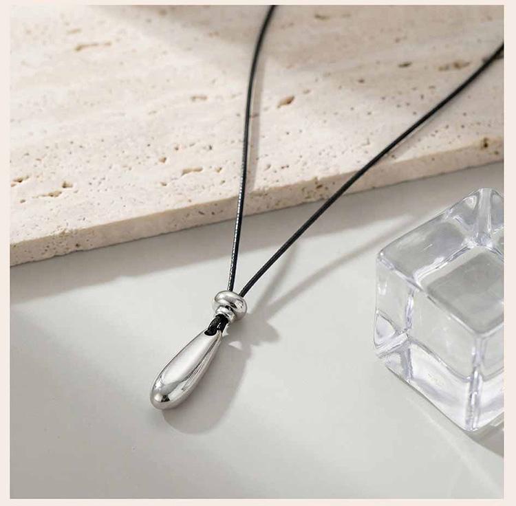Minimalistische Mattierte Tränenanhänger Halskette für Damen, Schwarze Lederkordel Halskette, Verstellbare Lange Pullover Kette Halsschmuck