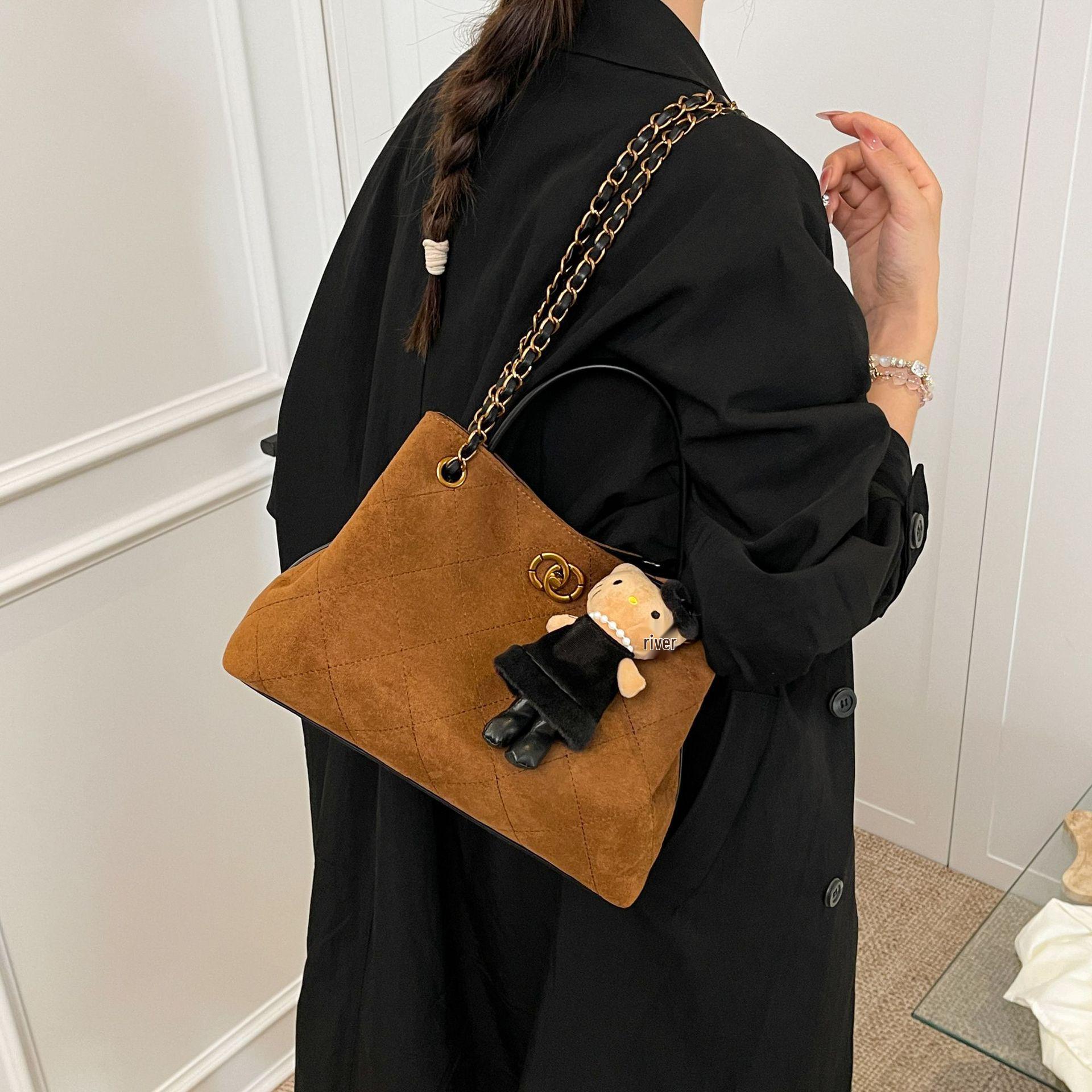 

2025 Женская матовая сумка через плечо с цепочкой большой вместимости