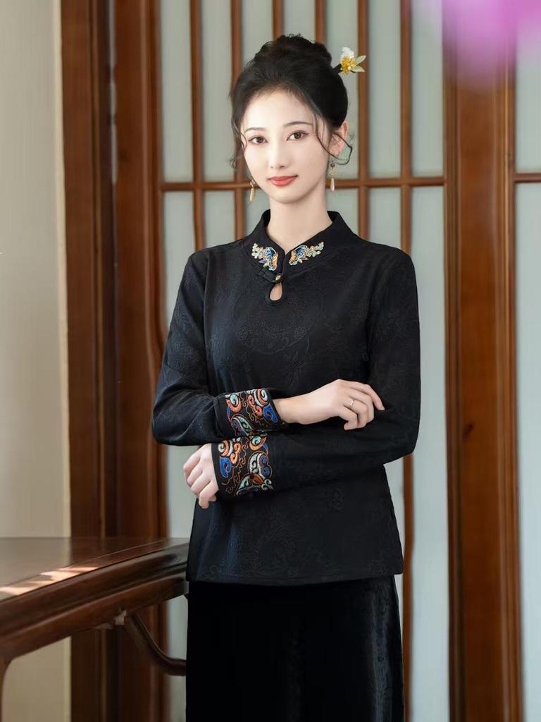2025 Retro Chinese Frog Button Slimming Embroidered Long Sleeve Top for Middle-Aged and Elderly Mothers