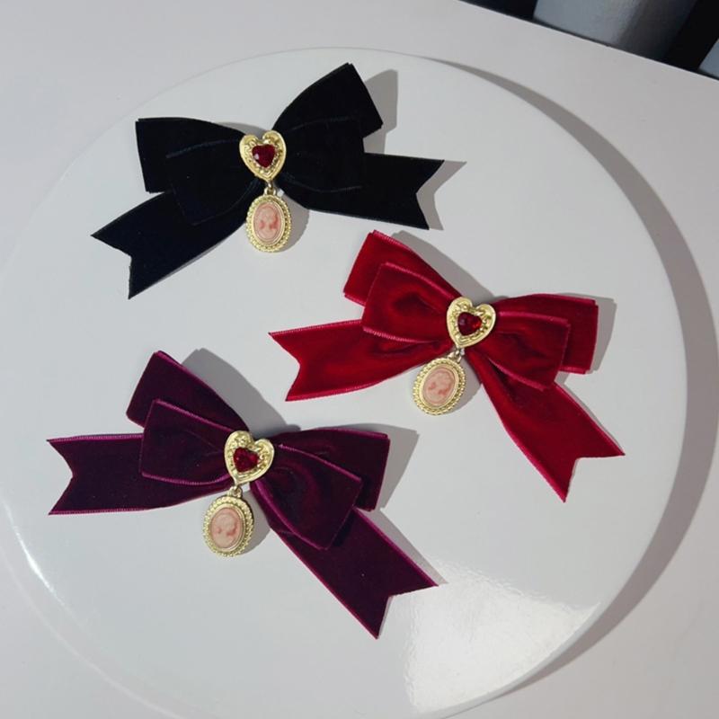 Velvets Heart Bowknot Pin for Autumn and Winter Wardrobe Vintage Bows Tie Collar Flower Women Neckline Accessories