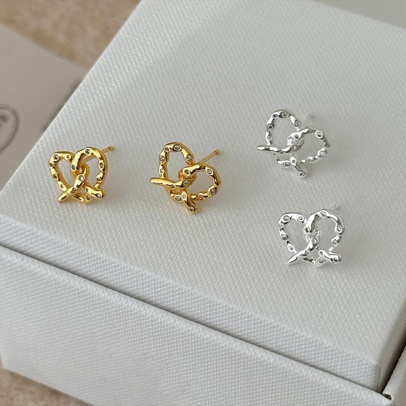 Alkaline Knot Love Earrings Female Senior Sense of Light Luxury Retro Earrings Niche Design Pure Temperament Earrings Personality Elegant Accessories