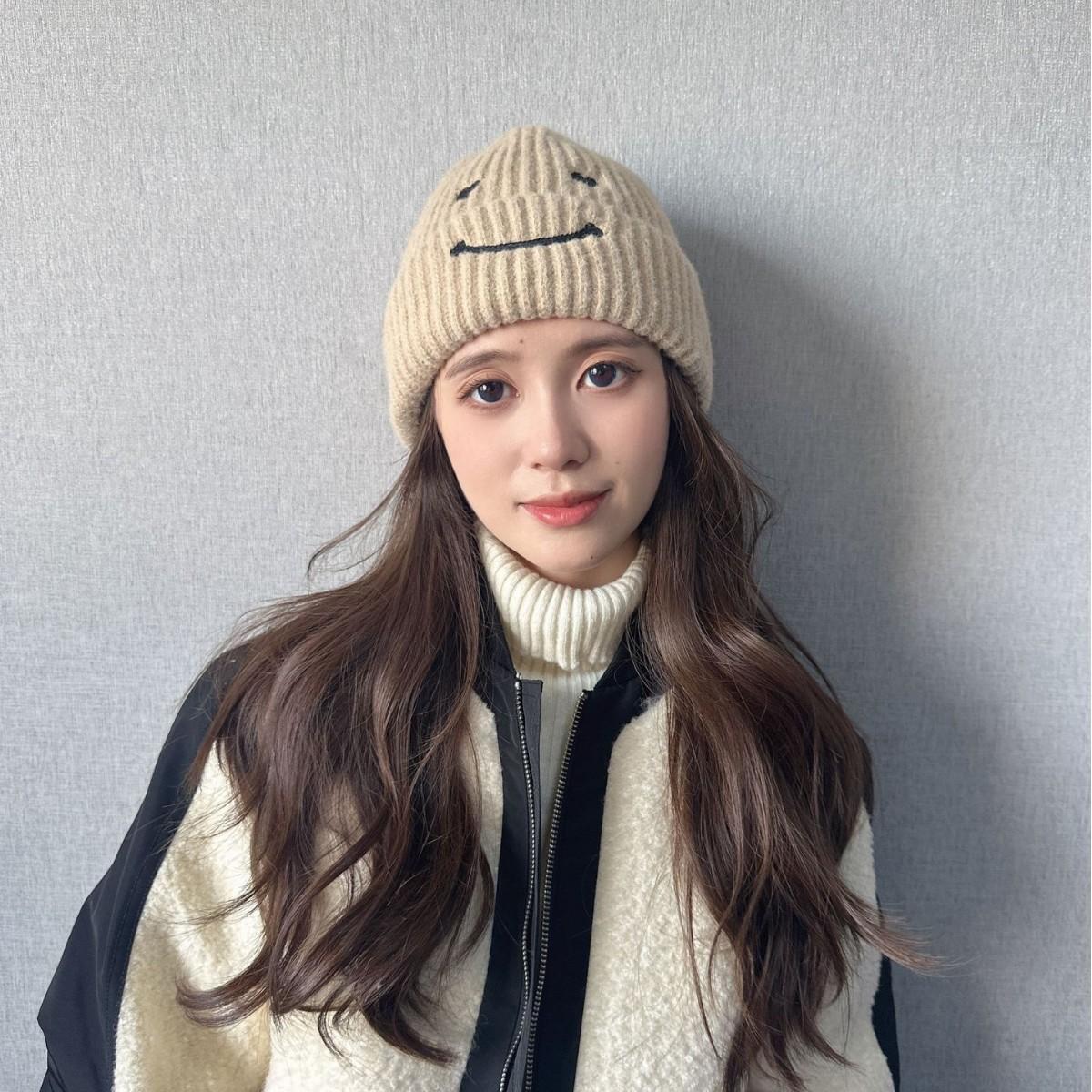 

Вышитая смайлик вязаная шапка осень и зима новая теплая шерстяная шапка большая окружность головы ветрозащитная холодная шапка One Size хаки