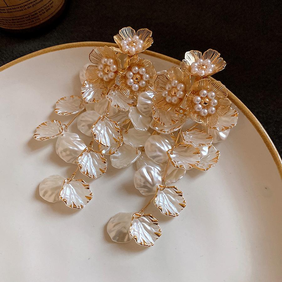 

Silver needle pearl flower fringed earrings European and American ins style fashion temperament earrings light luxury high-end earrings