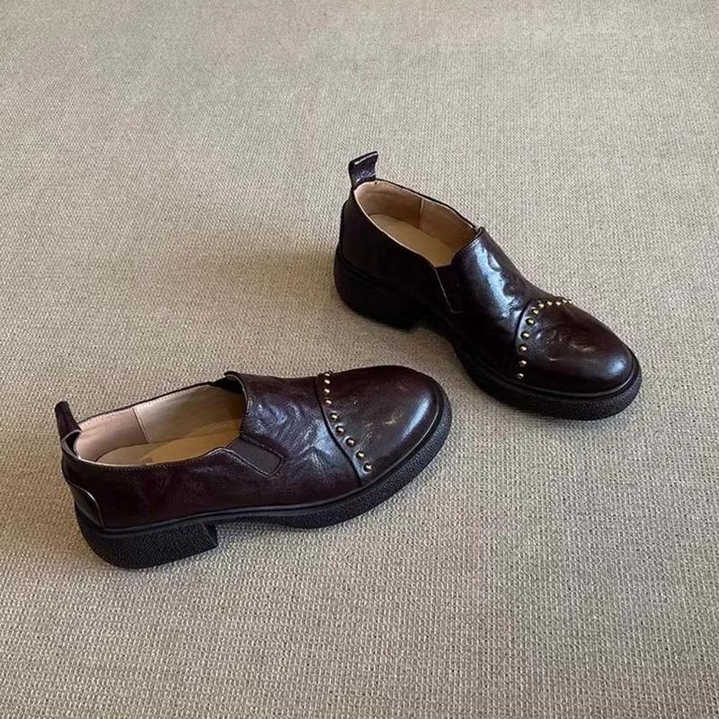 Fashion Leather Soft Women's Derby Shoes Pointed Black Flat Shoes British Casual Women's Sports Shoes Leather Slip Sleeve Rivet Nail