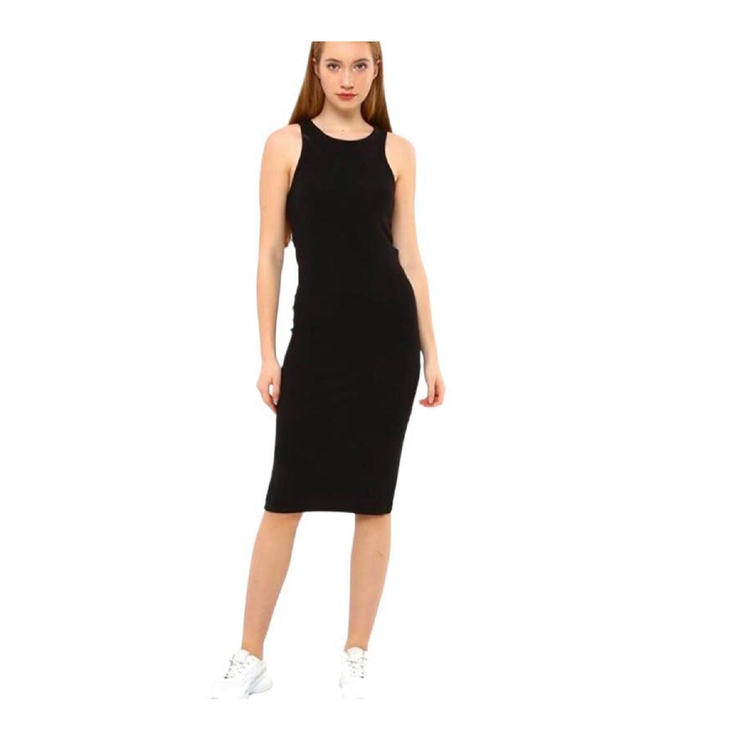 

Черное платье-карандаш миди в рубчик с круглым вырезом (113см)