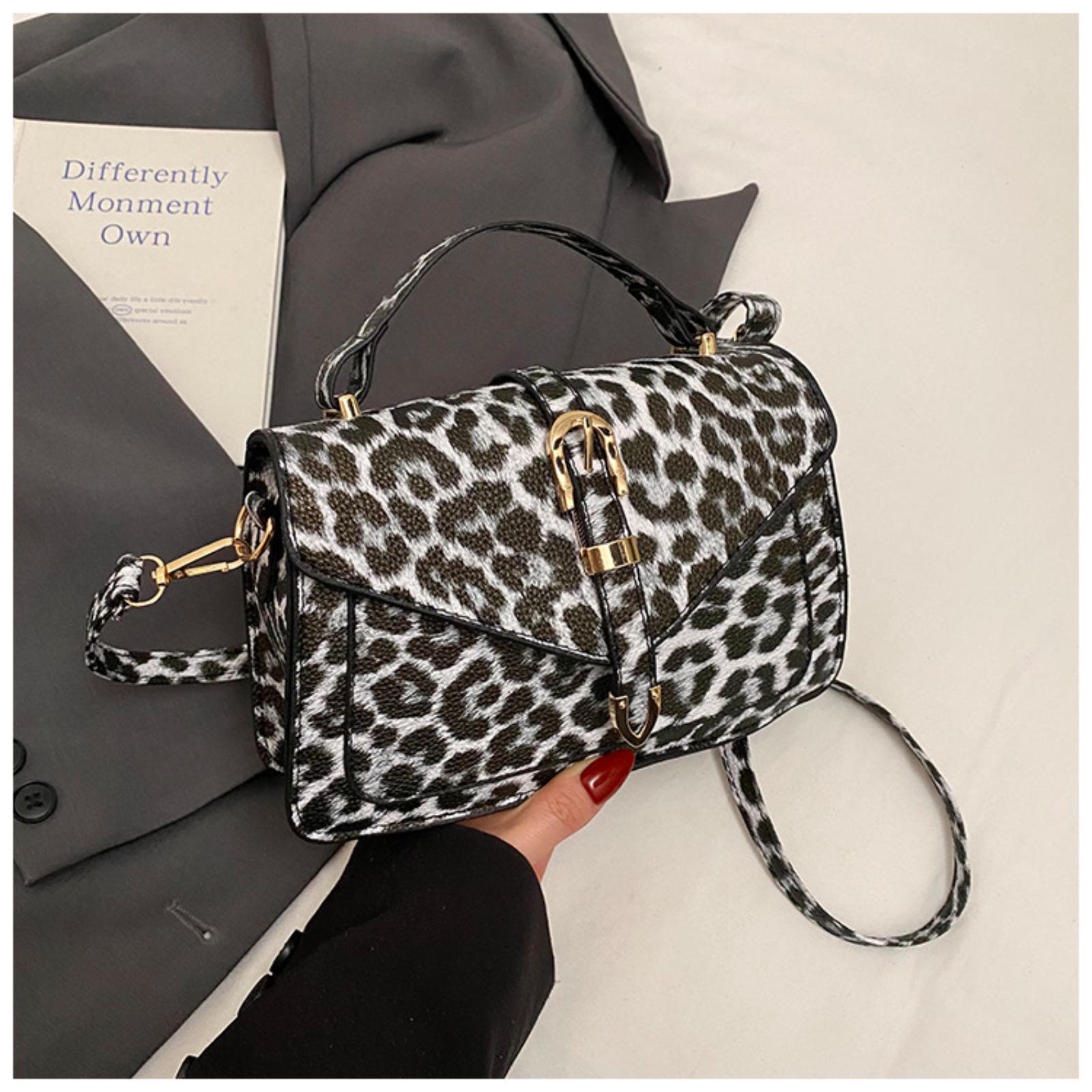 Модная маленькая квадратная сумка с леопардовым принтом цепочка универсальная на плечо кроссбоди One Size белый 1340₽