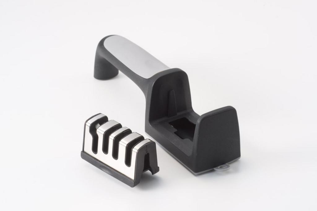 Marutatsu A ceramic sharpener that can also sharpen Features a handle for safe and easy Sharpener 4-blade scissors. non-slip use.