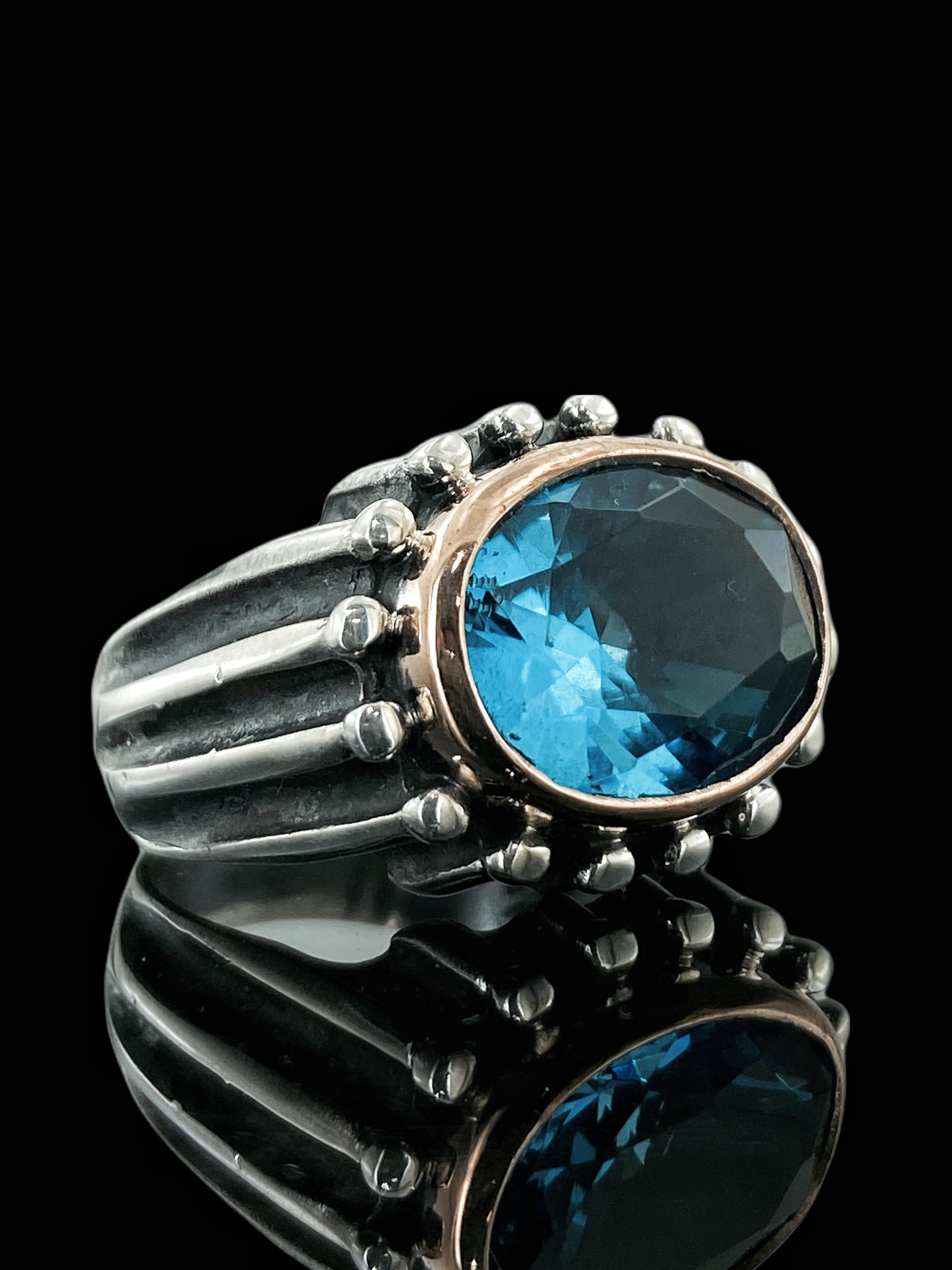 

Серебряное кольцо ручной работы с синим топазом 925 пробы специального дизайна