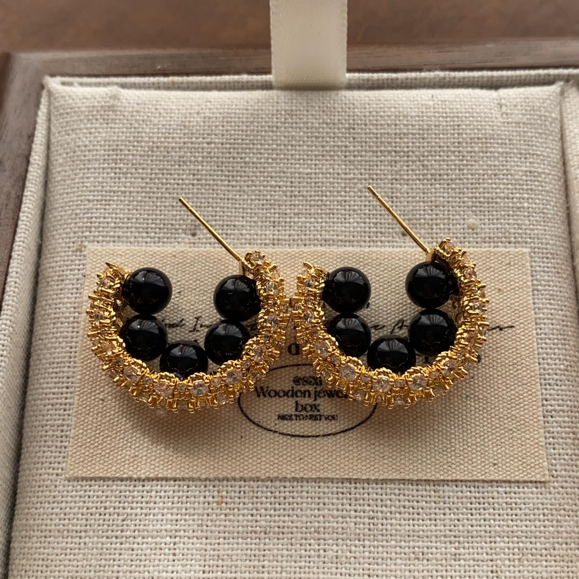 

Shining C-shaped full zircon earrings, natural round beads, retro exquisite earrings, high-end fashion, oriental aesthetic earrings.
