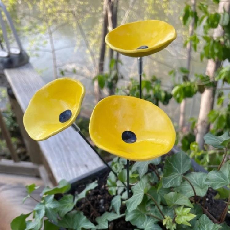 Bunte Bienen Tränke Tasse Miniatur Bestäuber Wasserquelle Pfahl für Außenbereiche und Wildtierschutz