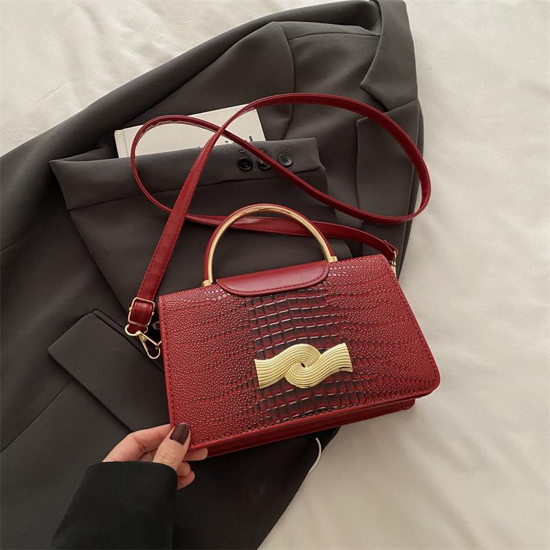 

Новая сумка с крокодиловым узором, модная сумка через плечо, нишевая, высокого класса, темпераментная, маленькая сумка через плечо красный