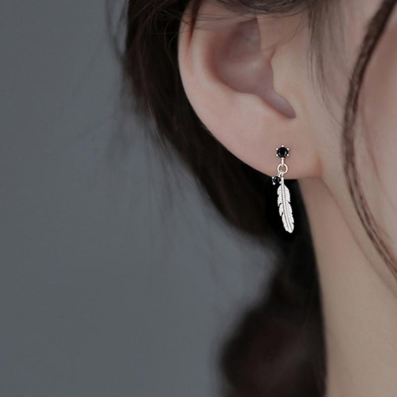 Feather stud earrings female niche design exquisite small personality unique fashion high sense light luxury temperament earrings