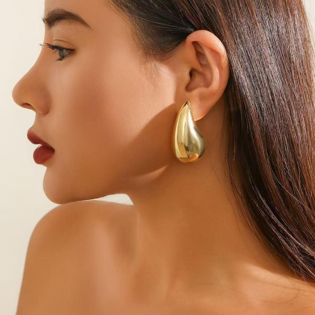 Sleek Teardrop Stud Earrings: Elegant & Versatile Women's Jewelry with a Creative Design.