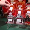 1 szt., Przezroczysty akrylowy stojak ekspozycyjny, perfumy, statuetka lalki, stojak do przechowywania kosmetyków, stojak ekspozycyjny typu drabinka