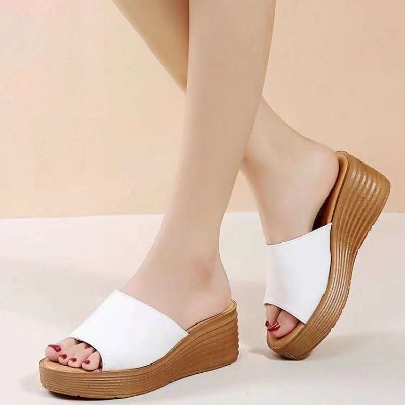 

2025 новые крутые тапочки женские летние нескользящие модные на высоком каблуке на танкетке шлепанцы на один ремешок на толстой подошве со стразами 35