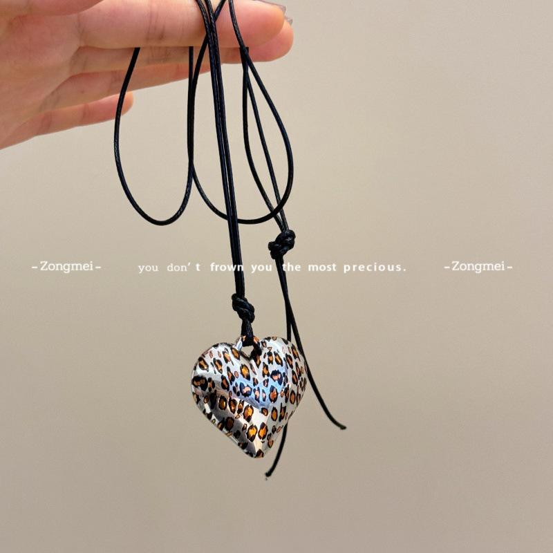 Leopard Print Heart Pendant Retro Spicy Girl Pull-out Necklace - Y2K Fashion Sweater Chain for Women