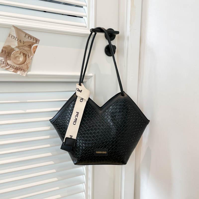 Large capacity retro tote bag classic summer new high-end textured shoulder bag versatile commuter armpit bag