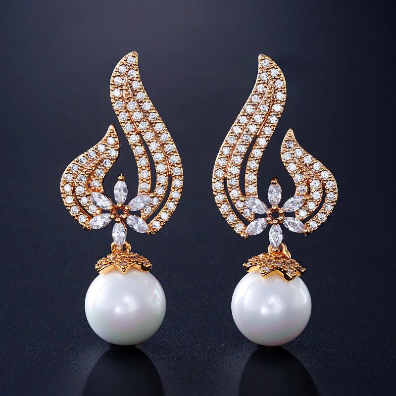 

Элегантные серьги-капли из ракушечного жемчуга с циркониевыми язычками пламени - Летняя коллекция