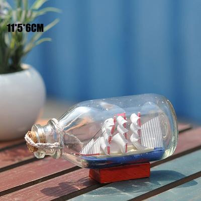 Home Decor Mini-Schiff im mediterranen Stil, Boot. Eine Glasflasche eines Segelschiffs im mediterranen Stil mit einer schönen Bedeutung