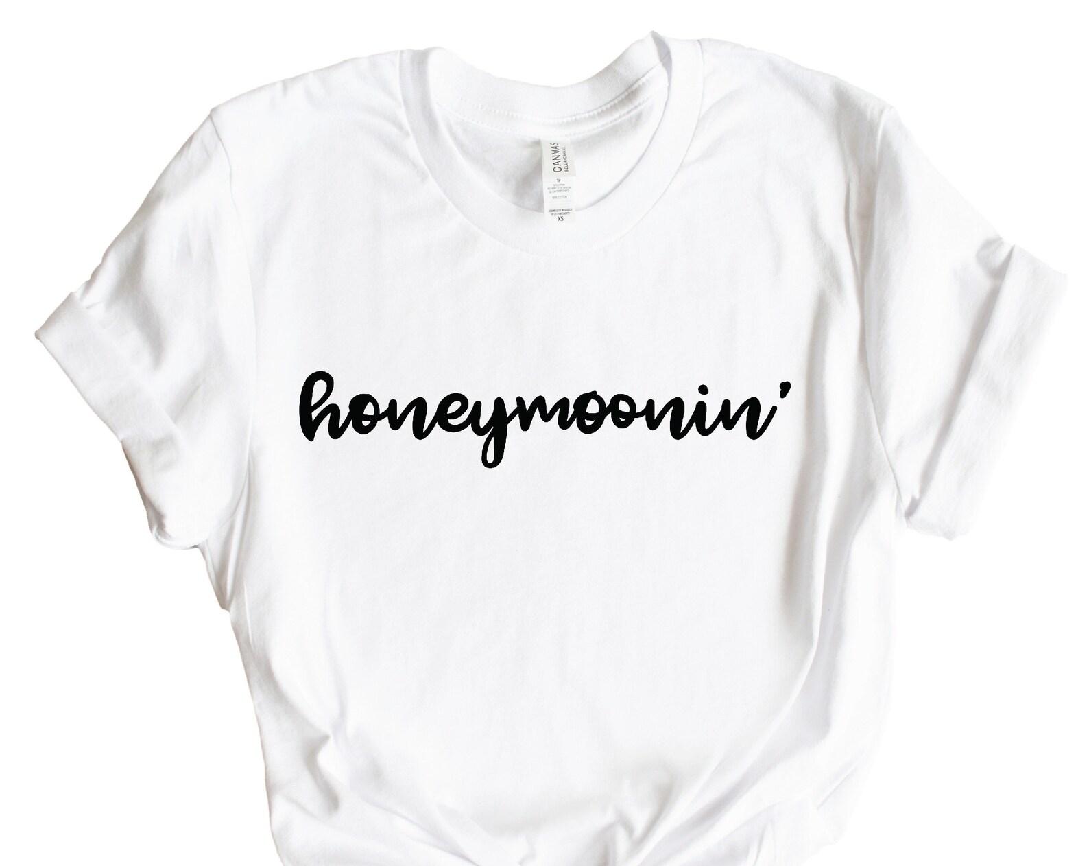 Honeymoonin Shirt, Honeymooning TShirt, Honeymoon Vibes, Honeymoonin , Honeymoon Shirt, Wedding Gift, Bridal Shower Gift, Honeymoon Tee S