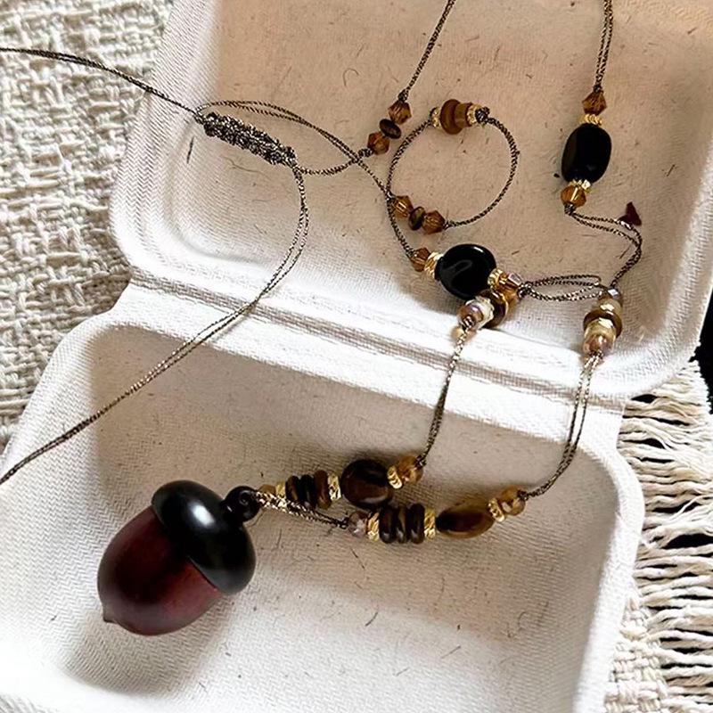 Retro Glass Bead Hazelnut Pendant Necklace: Versatile High-End Clavicle Chain for Women