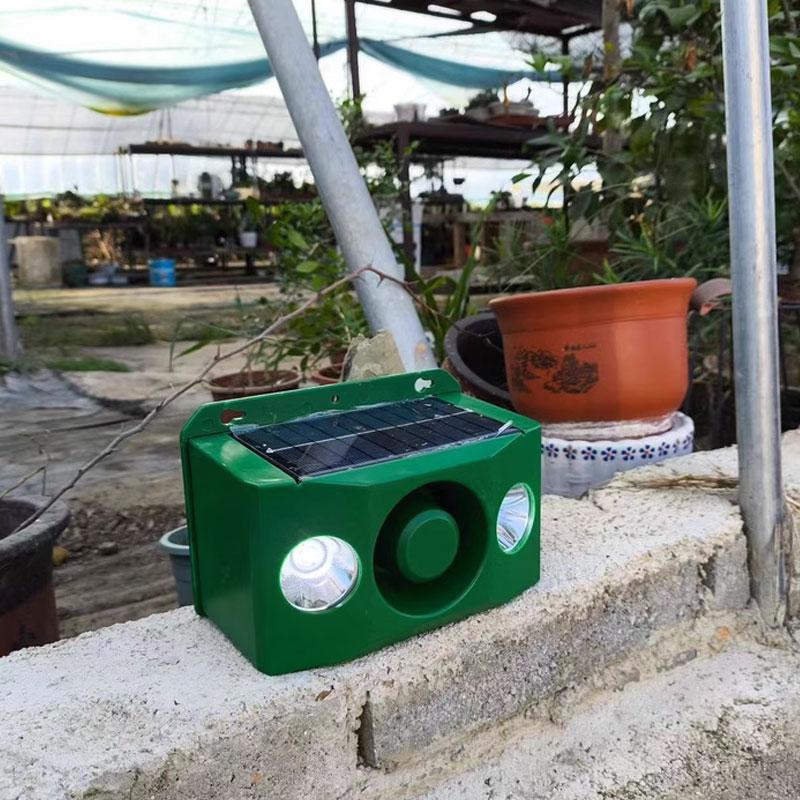 Outdoor Solar Powered Ultrasonic Animal Repellent with Flashing Lights Solar Ultrasonic Bird Repellent M зелёный