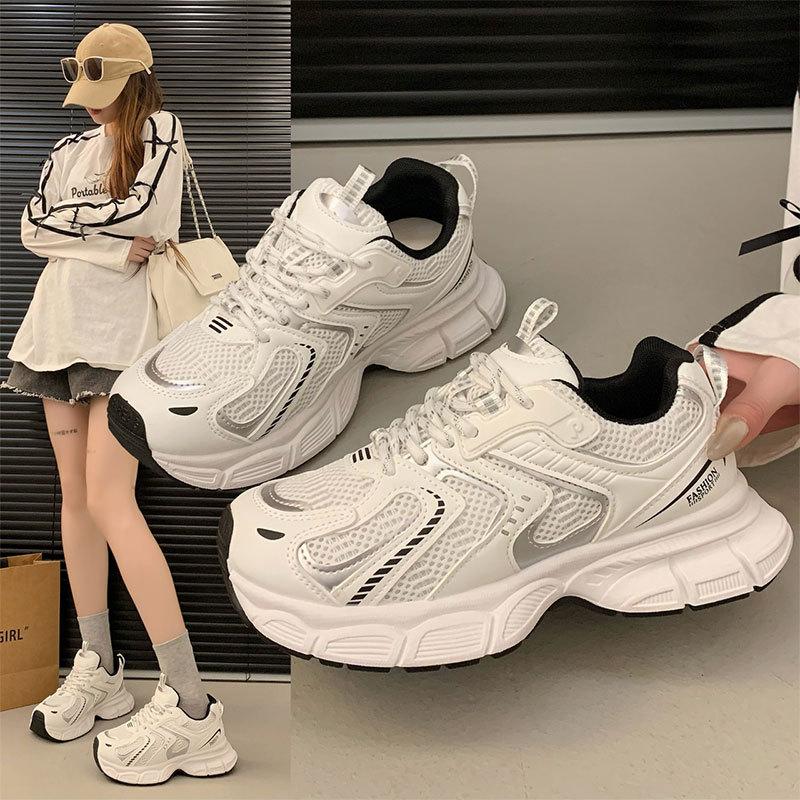 Leichte Sneaker mit Höhensohle sind beliebte Damenschuhe in diesem Jahr 2025 Frühling und Herbst neu weiße Plateau-Europäische Station Dad-Schuhe Damen