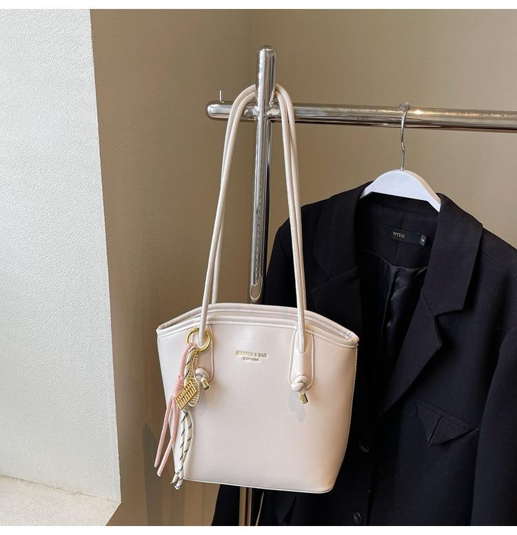 Premium Textured Small Bag Women's New Summer Commuter Versatile Shoulder Bag Fashionable Portable Bucket Bag