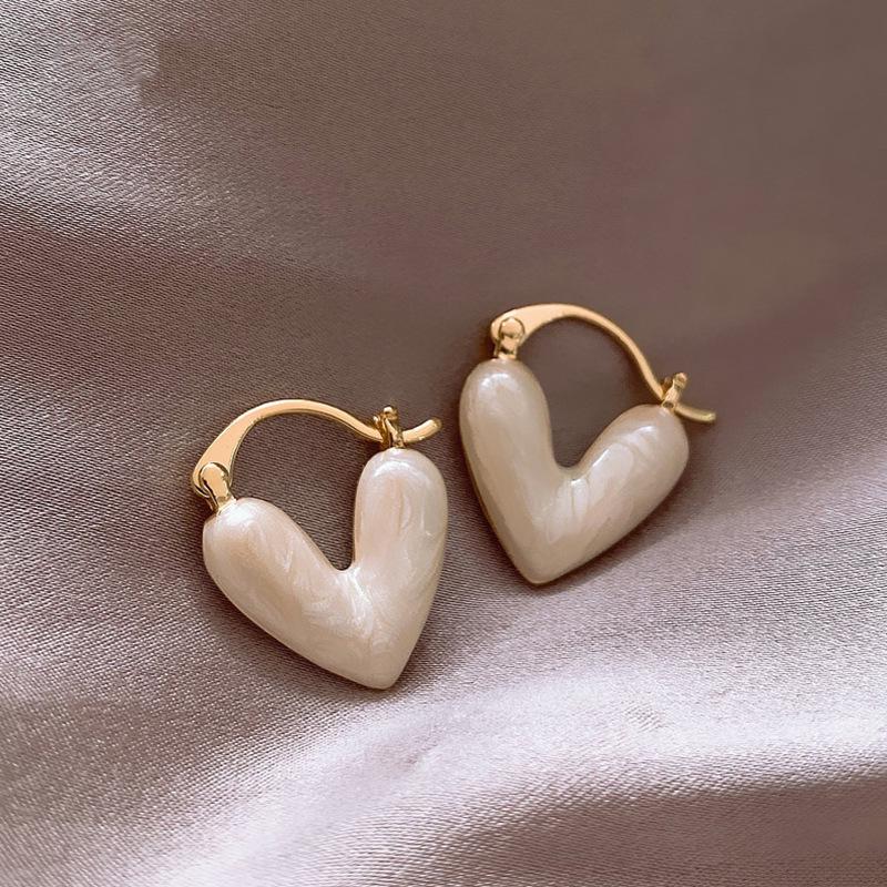 2023 High-End Peach Heart Earrings - Trendy Niche Design Ear Cuffs in Light Luxury Style