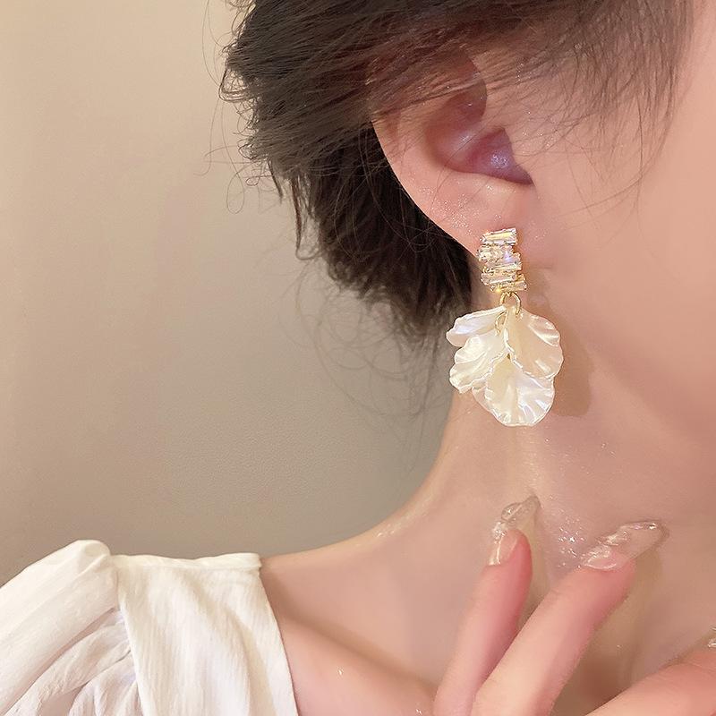 2024 Elegant Shell Flower Dangle Earrings for Women - French Niche Design, High-End Style Ear Jewelry