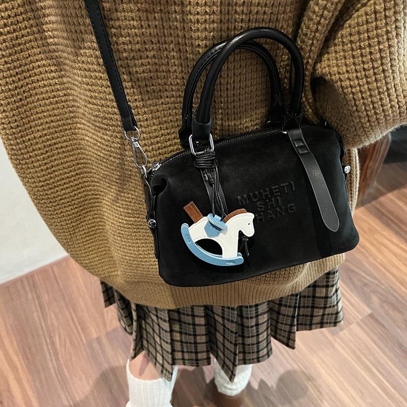 

Трендовая универсальная женская сумка-боулинг из мягкой кожи, новая модная сумка через плечо большой вместимости 2025 23*10*13 чёрный