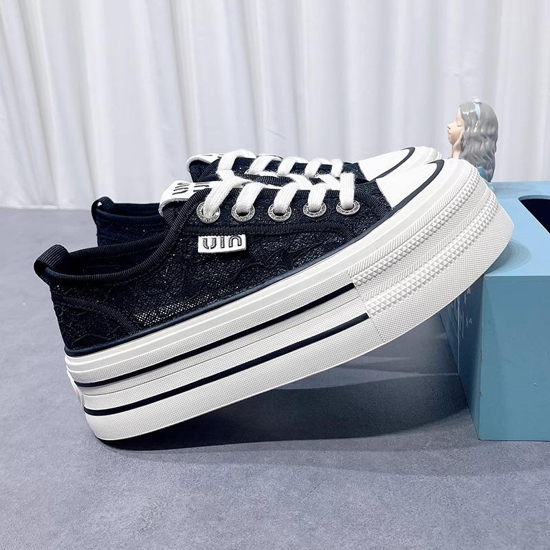 Mesh atmungsaktive kleine weiße Schuhe Damen 2025 Sommer neue beliebte vielseitige Muffin dicke Sohle erhöhend lässige Canvas-Schuhe
