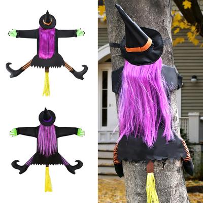 Große Hexe, die in einen Baum kracht, Halloween-Dekoration für draußen, Fliegende Hexe, die gegen einen Baum fliegt