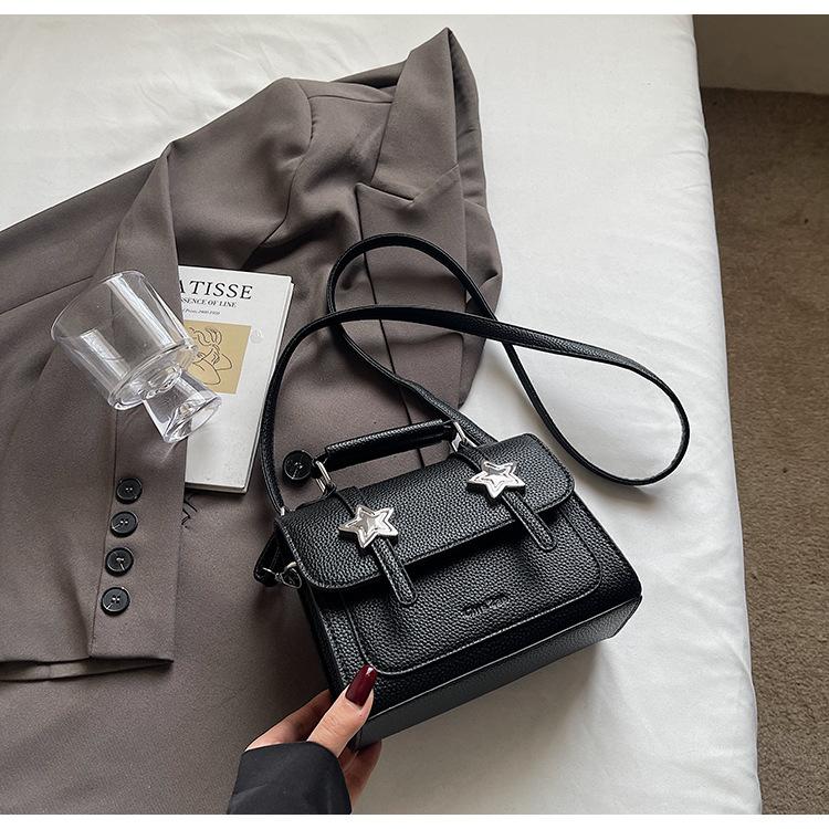 

High-end exquisite bag women s 2025 new fashion versatile commuter niche design high-end texture messenger bag чёрный