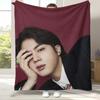 Kim Seok Jin Kpop B-BTS Flanelldecke, Ultraweiche Warme Plüschdecke für Zuhause Schlafzimmer Bett Sofa Abdeckung Büro Camping Picknick Geschenk