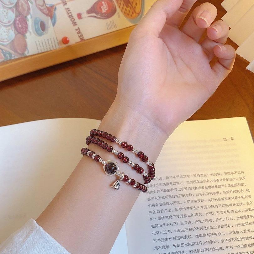 Natural garnet bracelet for women, alloy strawberry crystal triple-garnet bracelet, niche light luxury jewelry, gift for girlfriend