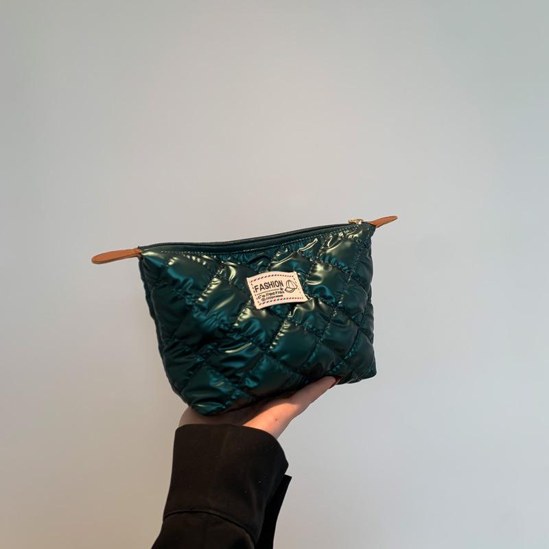 Elegant Handheld Quilted Makeup Pouch For Girls With Soft Pu Material And Trendy Design