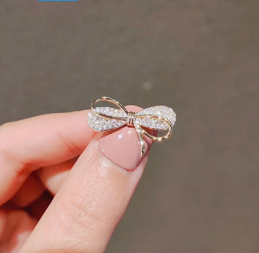 Japanese Cute Minimalist Smiling Face Brooch: Elegant Women's Anti-Exposure Neckline Pin