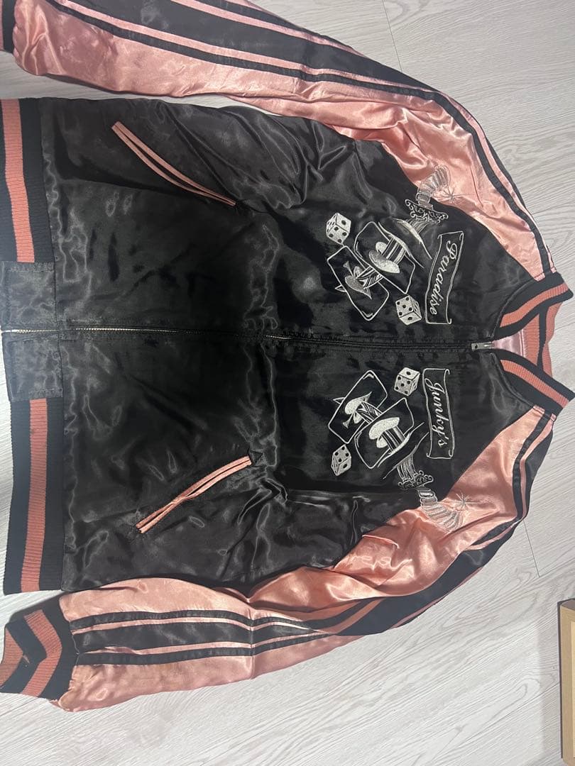 

[ВЖИВАНА] Куртка сукаджан чорного, рожевого кольору та з атласу