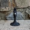Statua in Resina con Cappuccio Senza Volto, Ornamento Gotico Oscuro di Halloween, Scultura di Fantasma Misterioso che Tiene un Teschio, Statuetta Artistica con Vestito per Soggiorno
