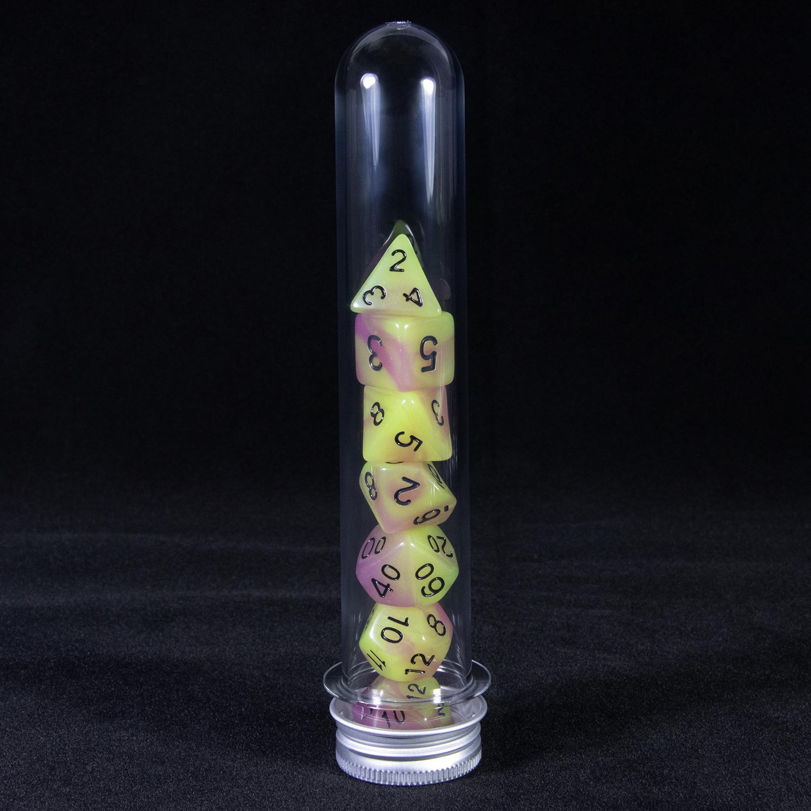 

7шт. Многогранные светящиеся в темноте игральные кости с трубкой для настольной игры DND COC Cthulhu TRPG Running Team, набор игральных костей Dnd purple