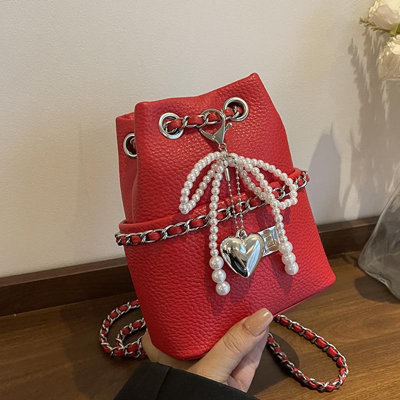 Chain bag women's spring new niche design single shoulder messenger bag is now popular bucket bag
