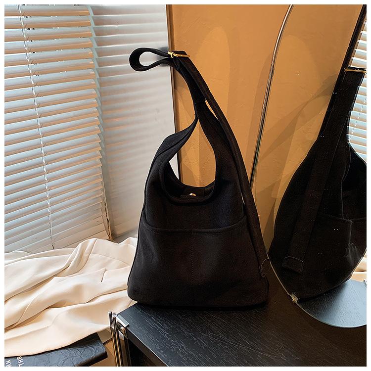 

Популярная в этом году сумка женская большая вместительная 2024 новая осенне-зимняя сумка-мессенджер в стиле ретро для детей и мам чёрный